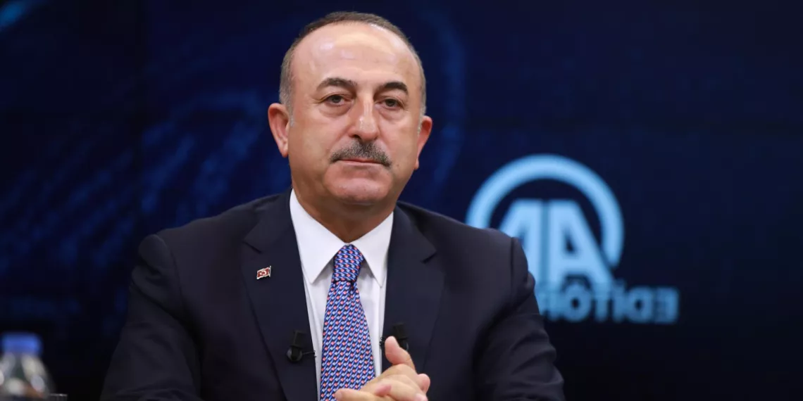 Глава МИД Турции обвинил западные издания в лицемерии и двойных стандартах из-за освещения теракта в Стамбуле