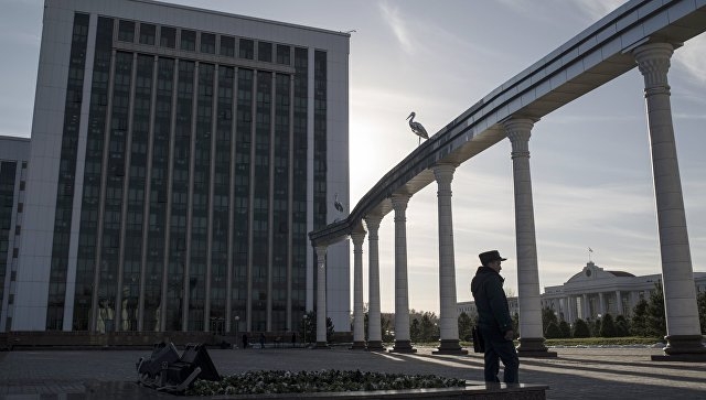 ЦБ Узбекистана девальвировал официальный курс нацвалюты почти в два раза