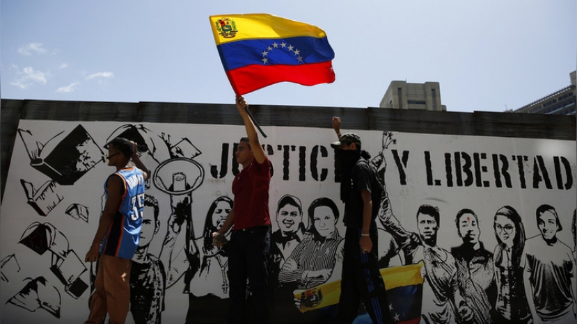 WSJ: под давлением американских санкций Мадуро отчаянно ищет доллары
