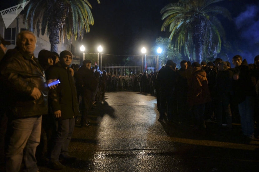 Заявление президента Абхазии об отставке зачитали перед протестующими