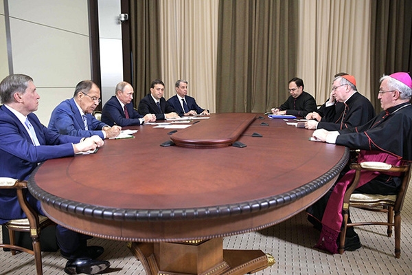 Первый после папы. Ради чего к Путину, Лаврову и патриарху Кириллу приехал госсекретарь Ватикана