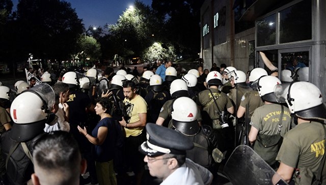 В Салониках начались столкновения демонстрантов с полицией