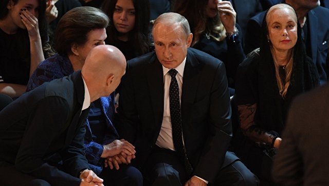 Путин и Медведев приехали на церемонию прощания с Кобзоном
