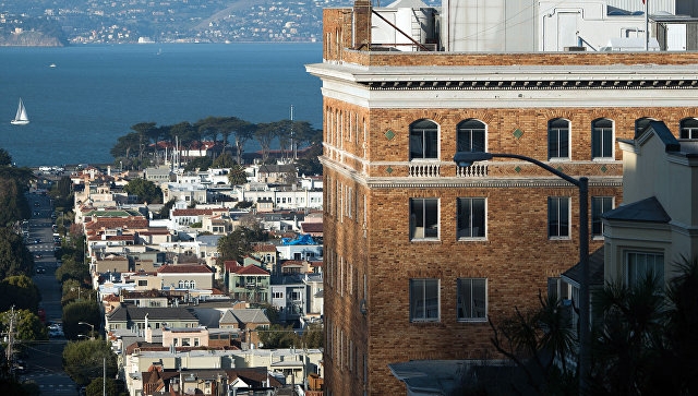 С закрытых консульских объектов в Сан-Франциско сорвали флаги России