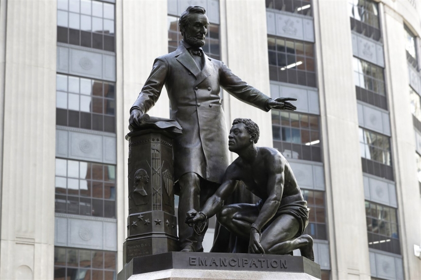 В США борцы за права темнокожих добились сноса памятника освободителю от рабства