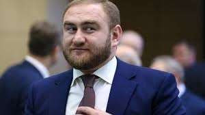 Задержанного по делу о двух убийствах сенатора Рауфа Арашукова доставили в СК России