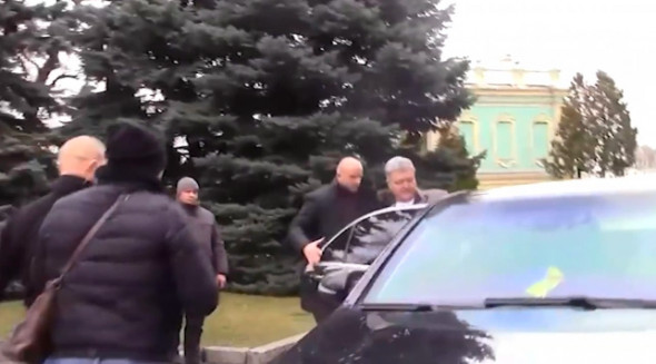 Порошенко покинул Украину после попытки предъявления ему обвинения