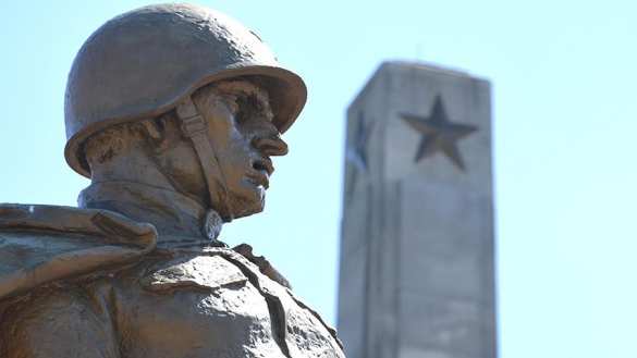 Во Львовской области староста села залез на памятник советскому воину, не дав его снести
