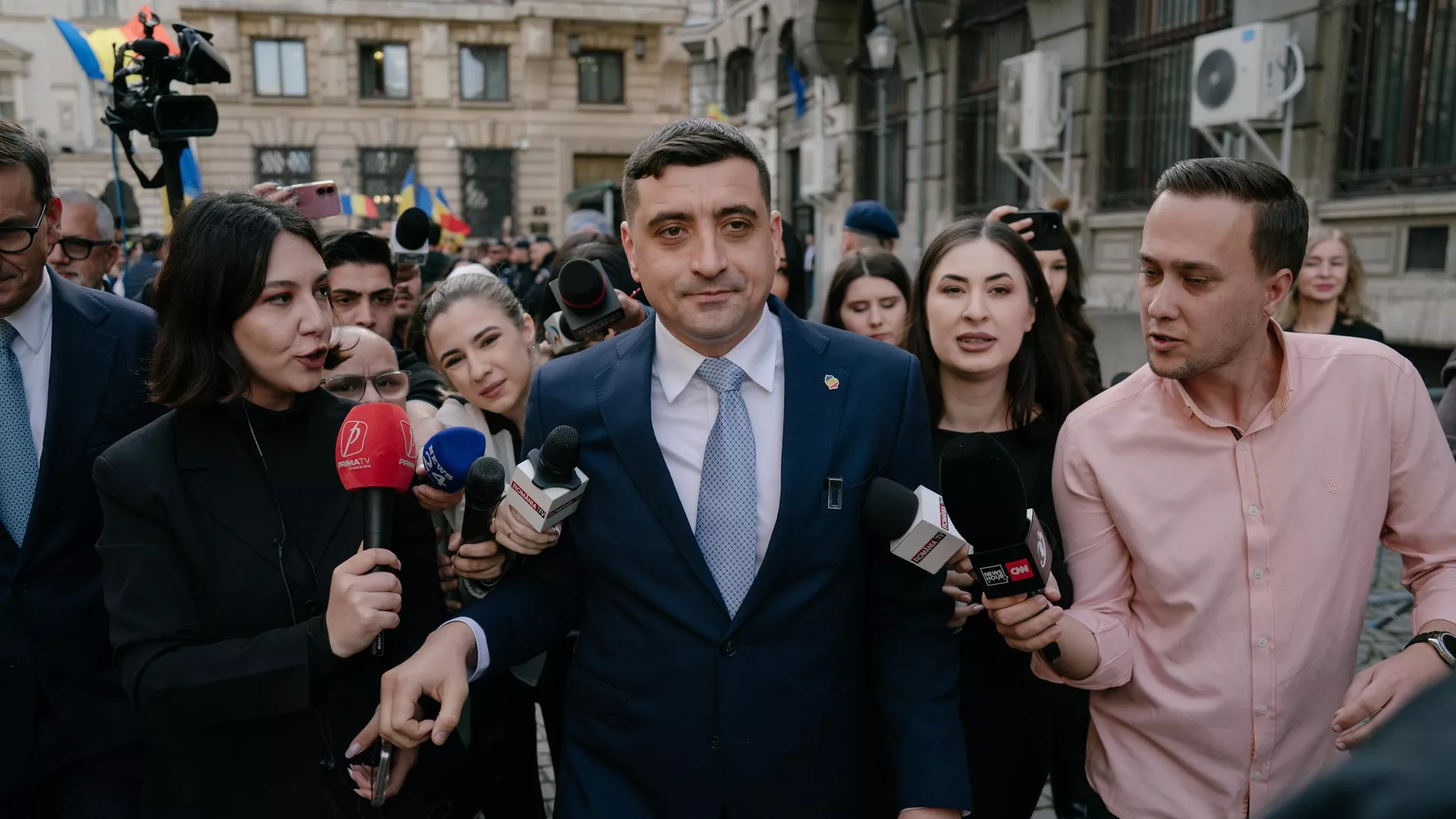Симион лидирует в первом туре выборов президента Румынии