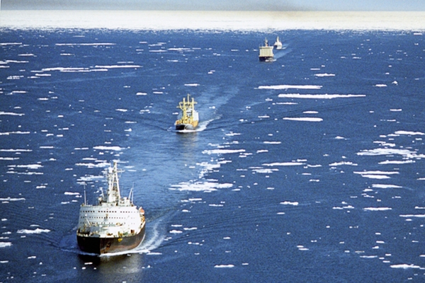 Медведев утвердил проект развития Северного морского пути