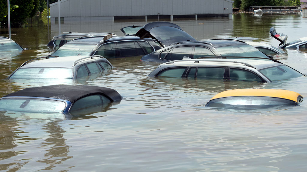 Welt: в результате наводнения в Германии тысячи автомобилей стали металлоломом