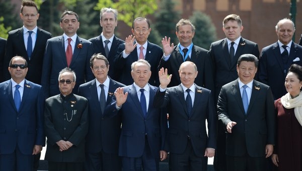 Associated Press: Запад обещал изолировать Путина, но не смог