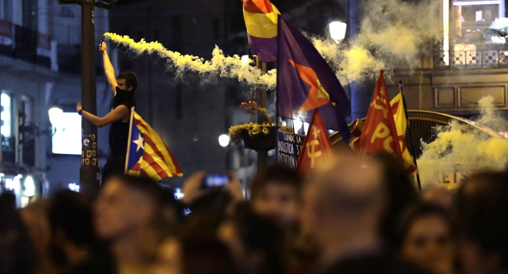 Catalan Protesters Clash With Police Outside Interior Ministry