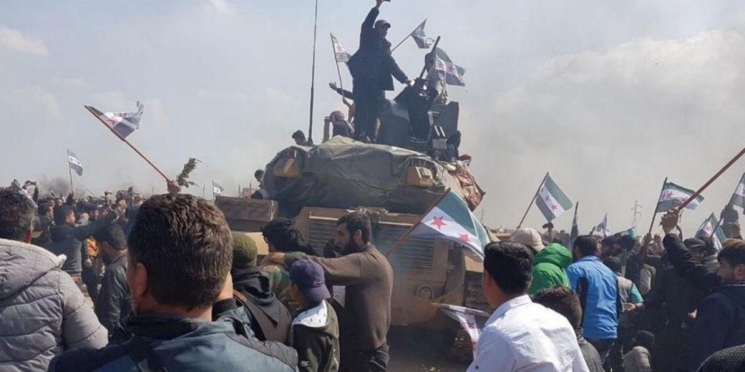Недовольные сирийцы с флагами окружили российско-турецкий патруль в Идлибе