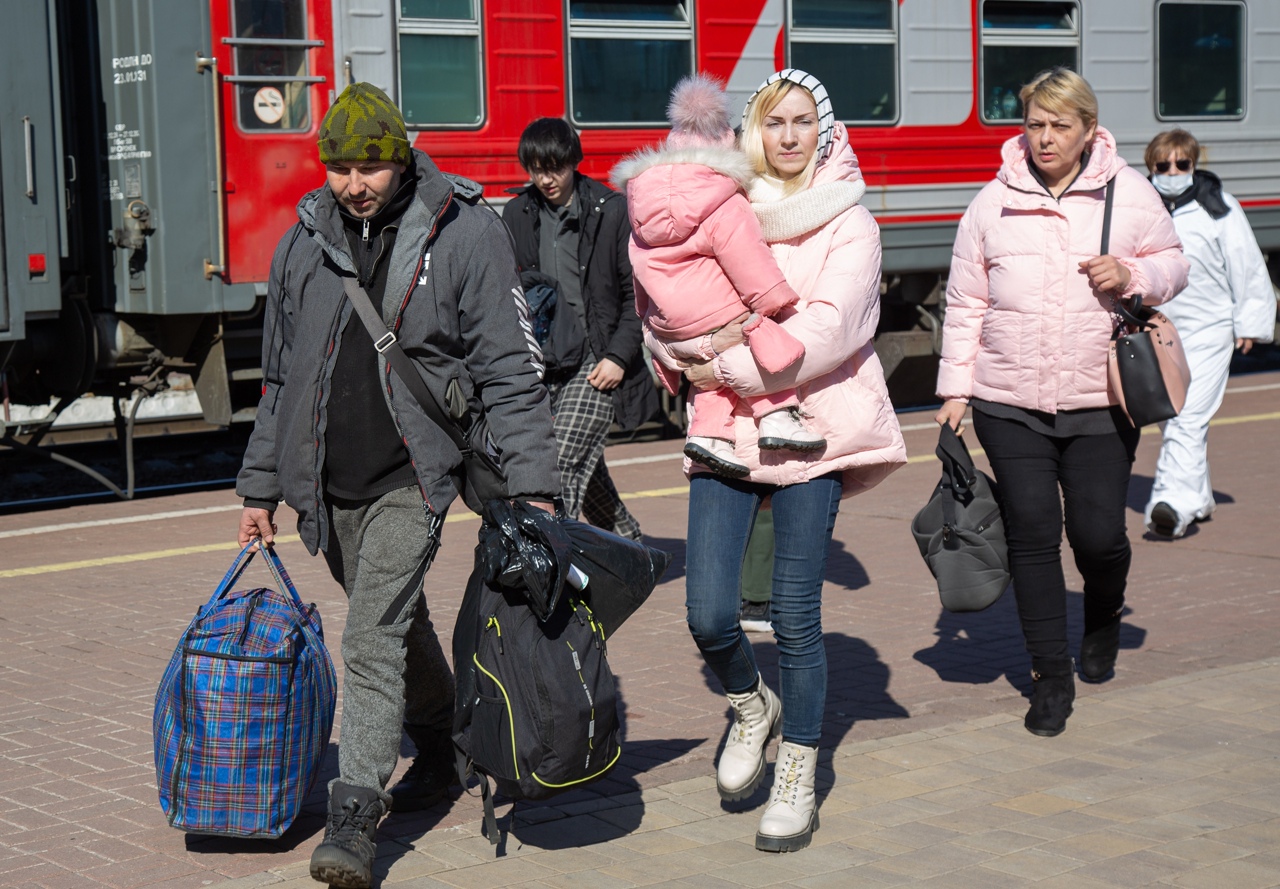 В России готовы трудоустраивать беженцев из ЛНР и ДНР, заявил эксперт