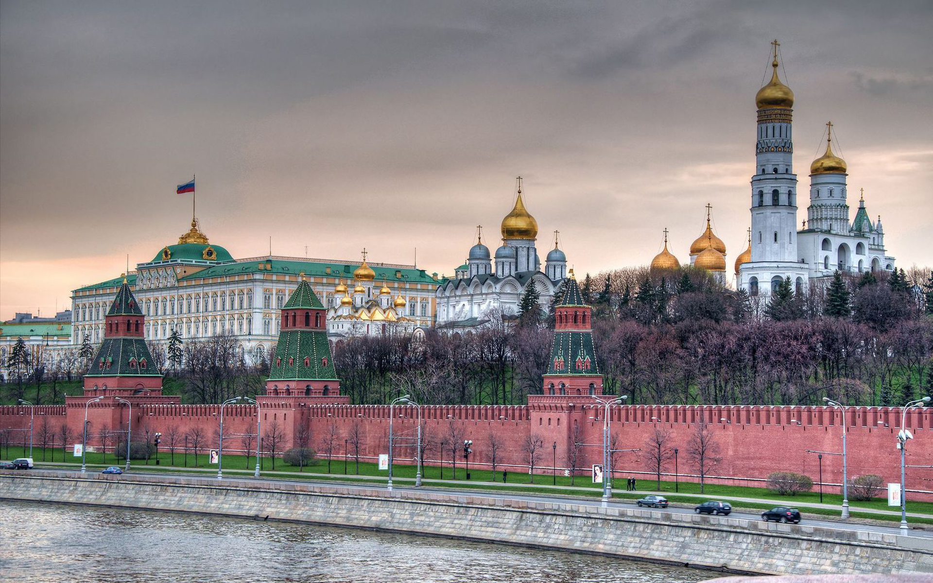 Kremlin on US Threats of 'Sharp Pain' Over Ukraine: Russia Considering Various Scenarios