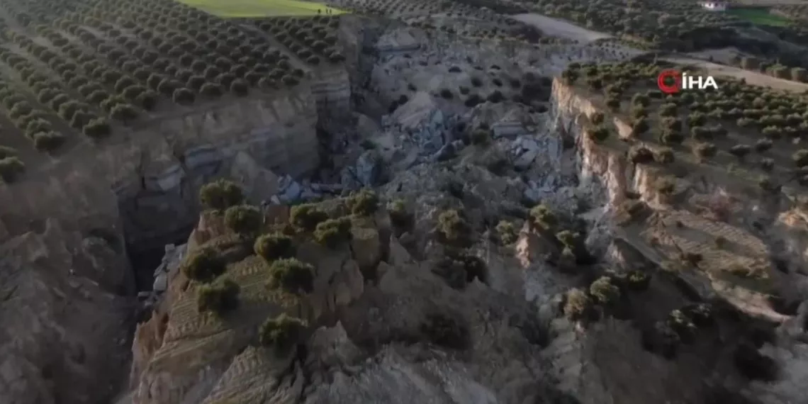 В Турции сняли с дрона гигантский 200-метровый разлом после землетрясения