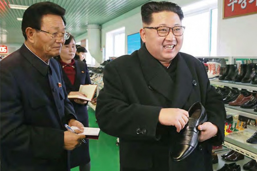 Сверху постучали. Ким Чен Ын лично управляет рыбами, корейцами и жидким мылом