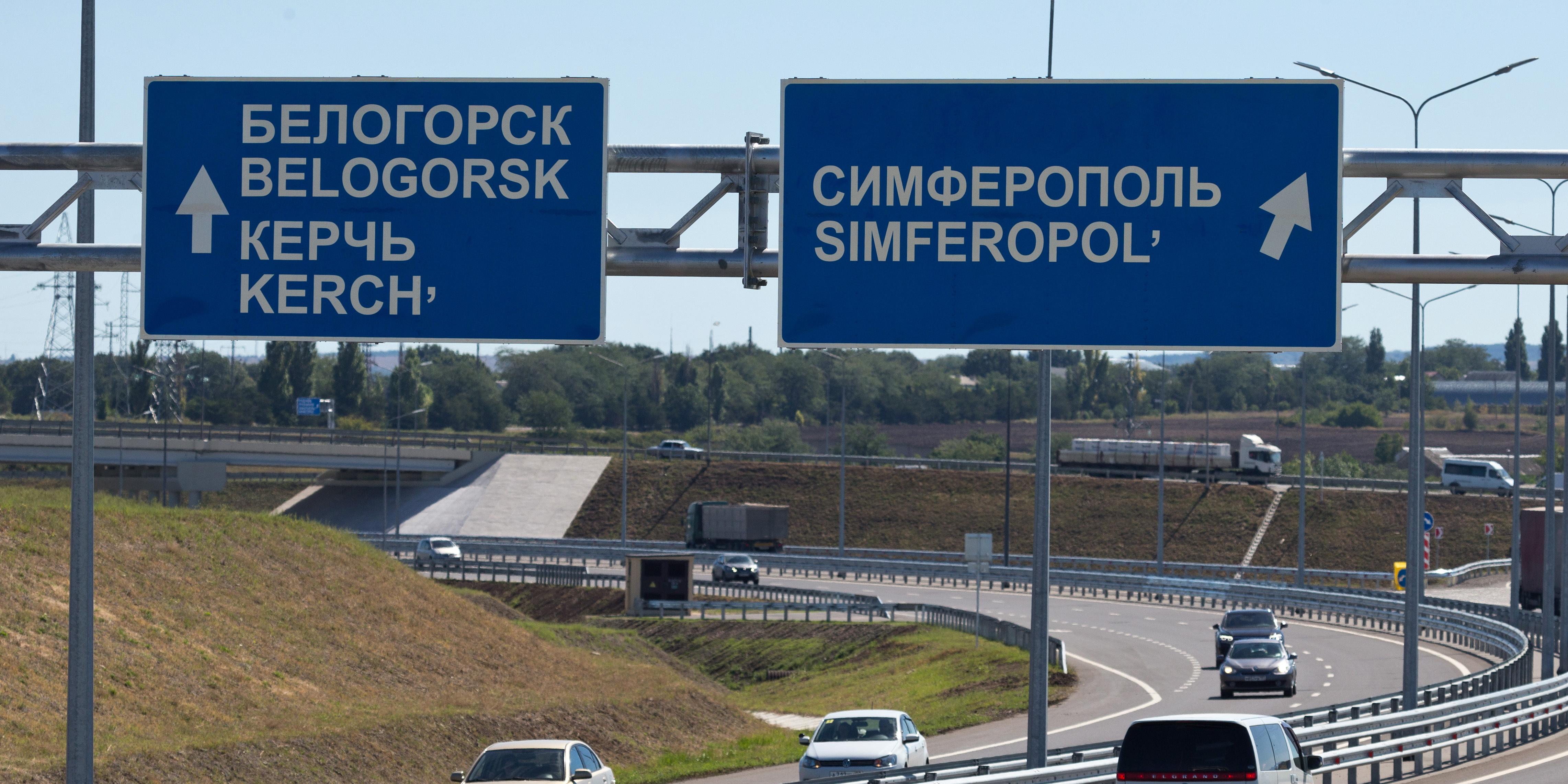 Шойгу заявил об открытии материковой дороги из России в Крым