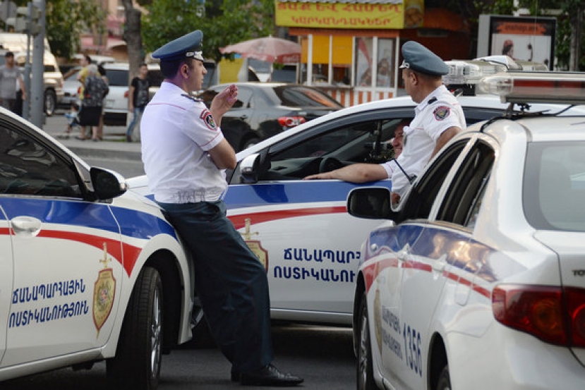 В Ереване вооруженные люди захватили здание полиции