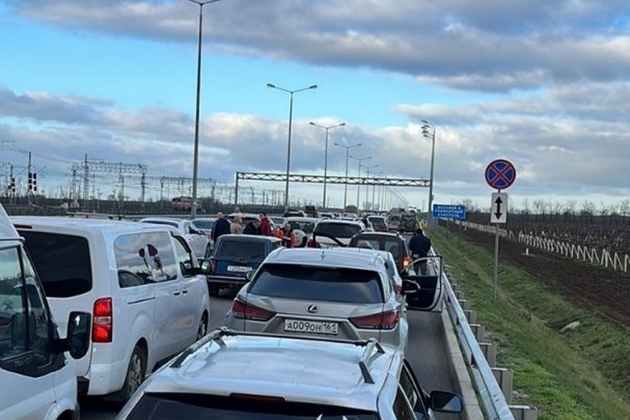 Пробка у Крымского моста растянулась на 13 километров