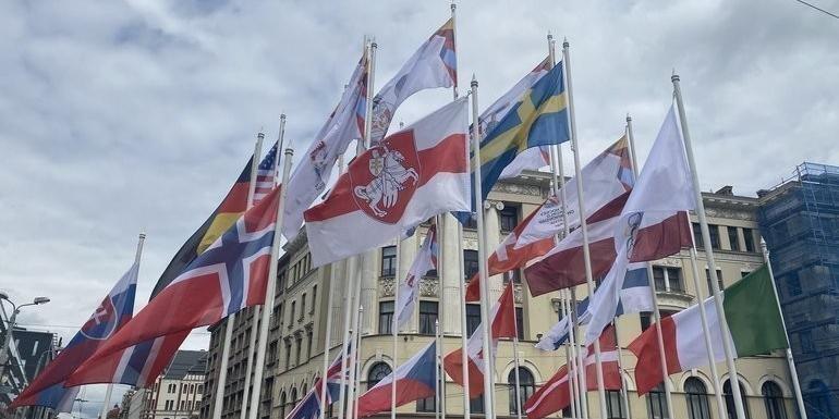 Страны-участницы ЧМ по хоккею захотели снять свои флаги из солидарности с Белоруссией