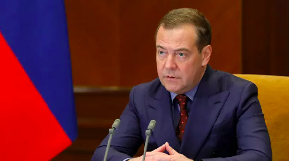 Украина все более бесцеремонно садится на шею Европе, заявил Медведев