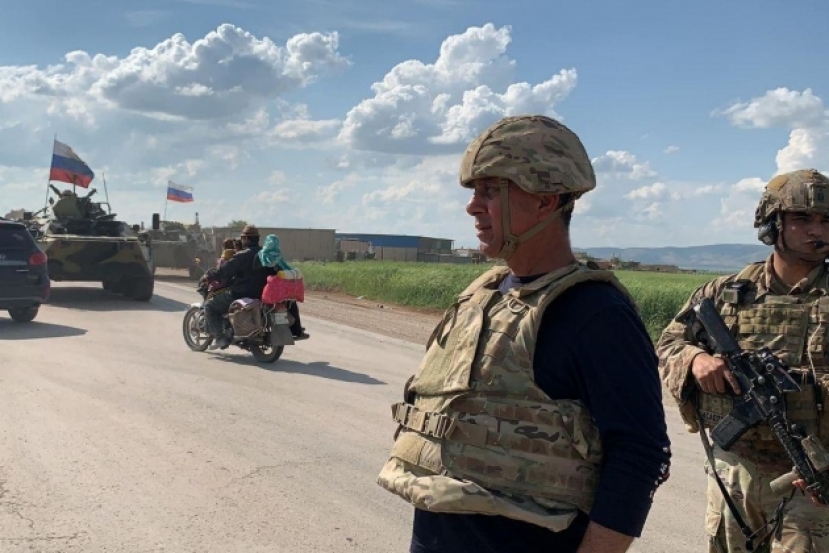 Российские БТРы впервые перехватили американский военный патруль на севере Сирии