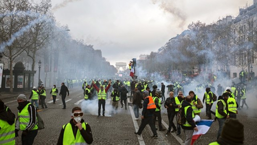Главы регионов Франции призвали власти прислушаться к "желтым жилетам"