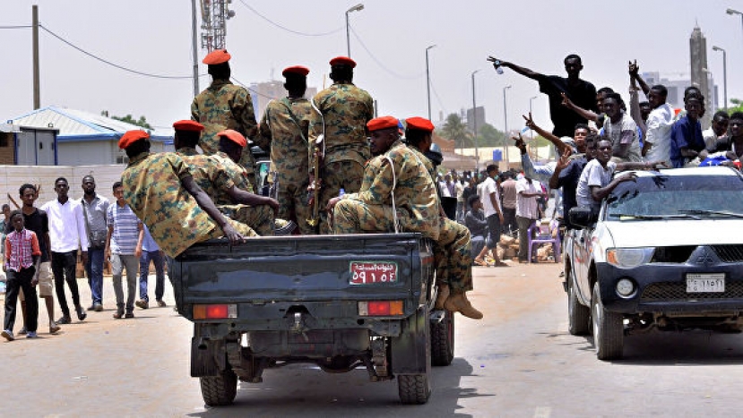 Экс-президент Судана хотел силой подавить протесты, заявил Военный совет
