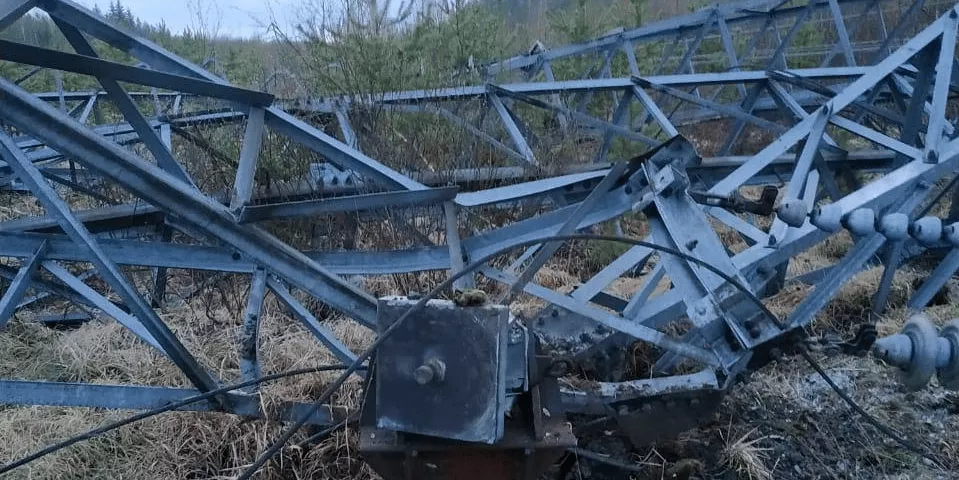 В Ленобласти подорвали опору ЛЭП и заминировали вторую