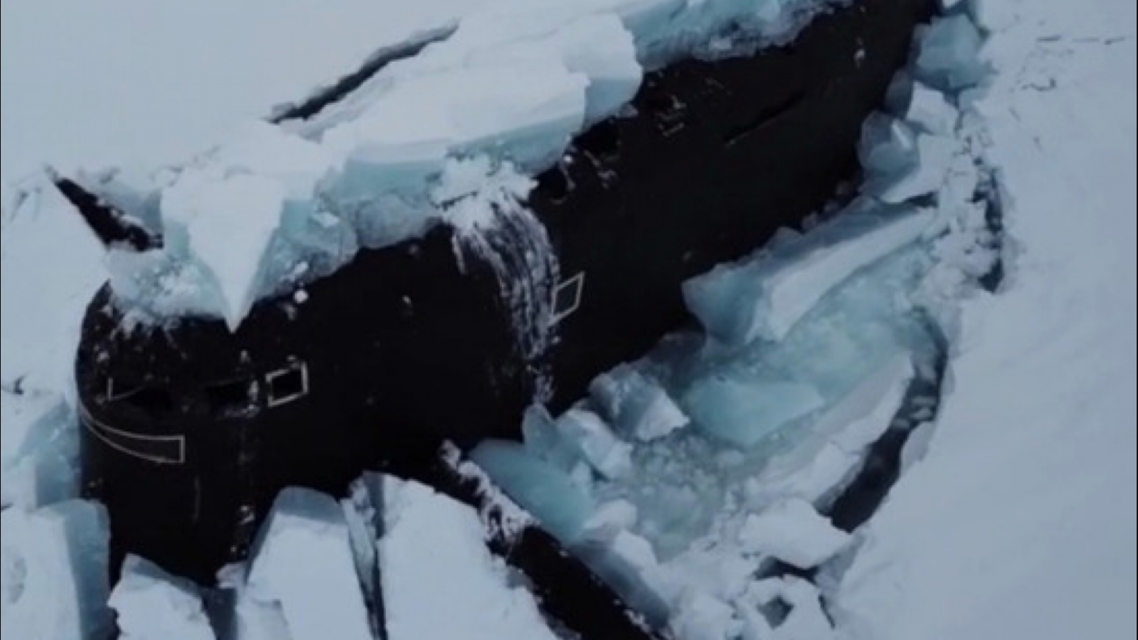 Три атомные подлодки ВМФ России одновременно пробили лед в Арктике