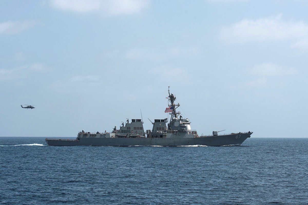 Две баллистические ракеты атаковали эсминец ВМС США