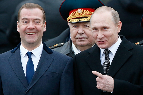 Он не дремлет. Медведев, похоже, остается в правительстве. И собирает новую команду