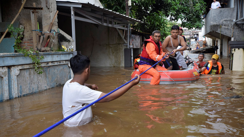 Число жертв паводков и оползней в Индонезии возросло до 86