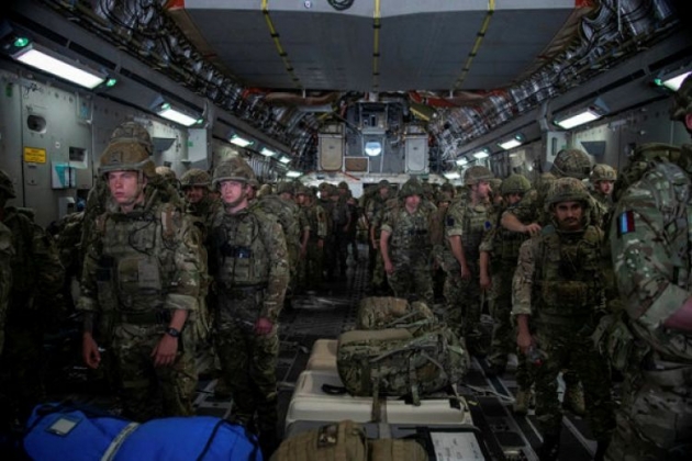Самолёт с британскими военными прибыл на Украину