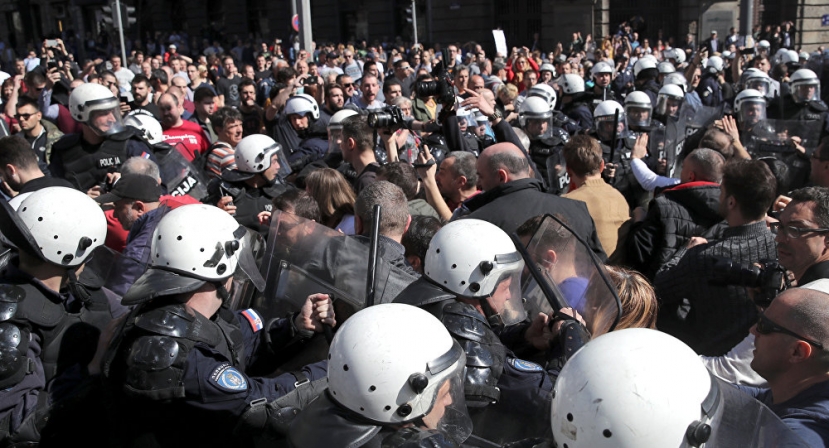 Protesters in Belgrade Break Police Cordon Near President's Residence - Ministry