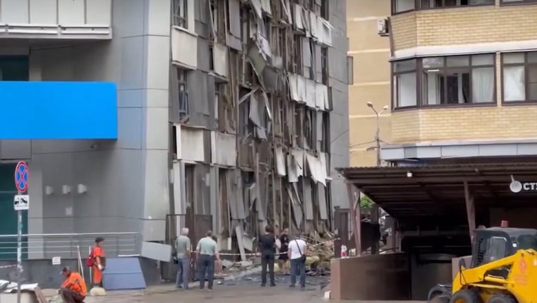 Появились кадры последствий попадания украинских БПЛА в российскую многоэтажку