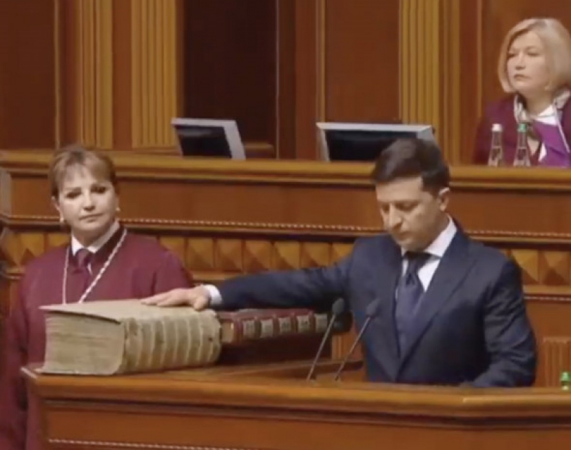 Зеленский вступил в должность президента Украины 