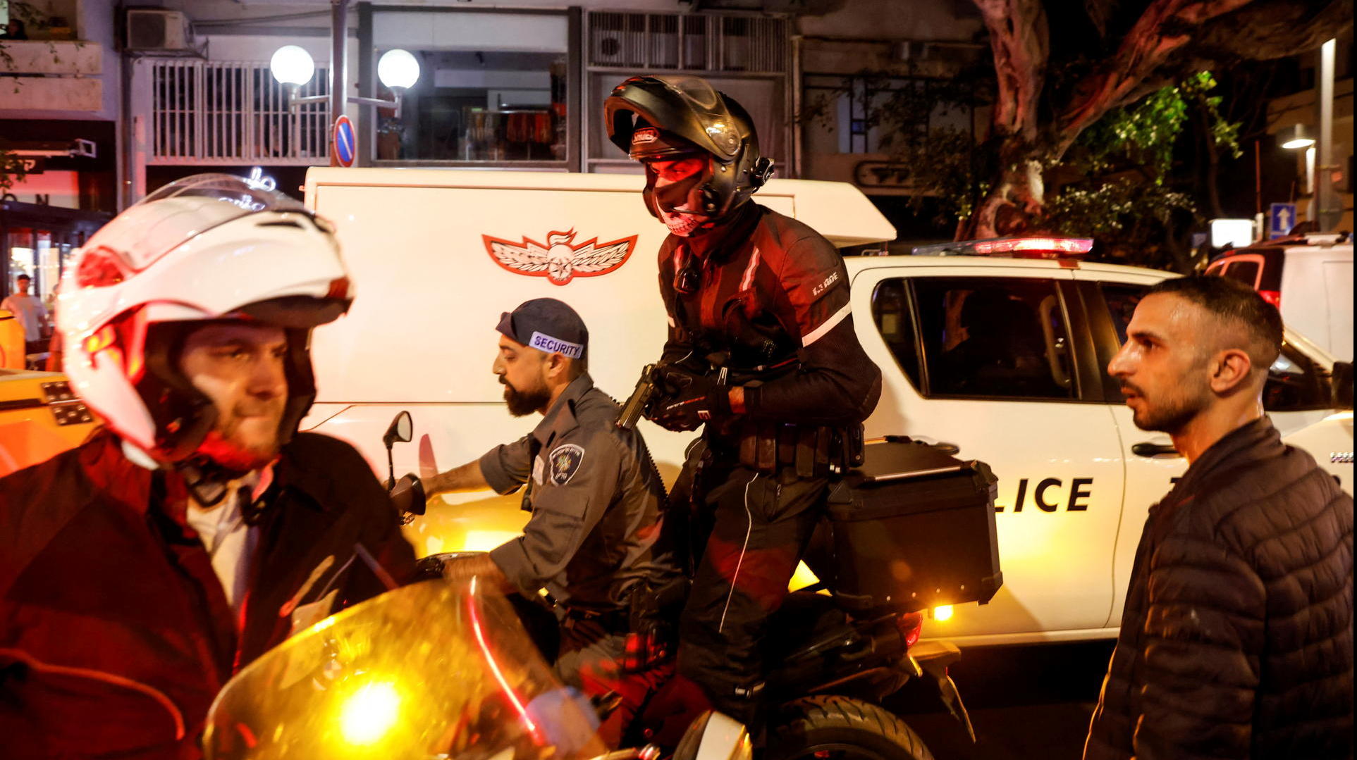 Полиция штурмует здание с террористом в Тель-Авиве