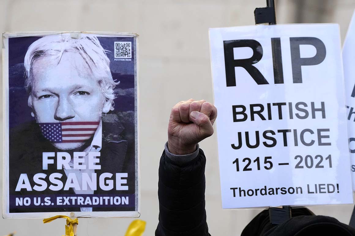 Ex-CIA Counterterrorism Officer Describes What Awaits Assange in the US