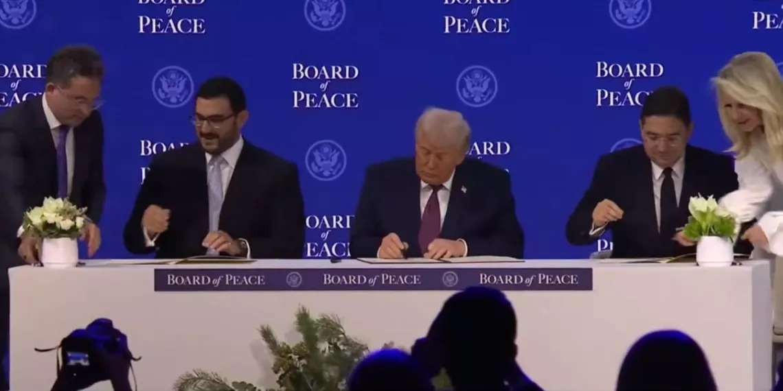 Дональд Трамп подписал в Давосе устав Совета мира