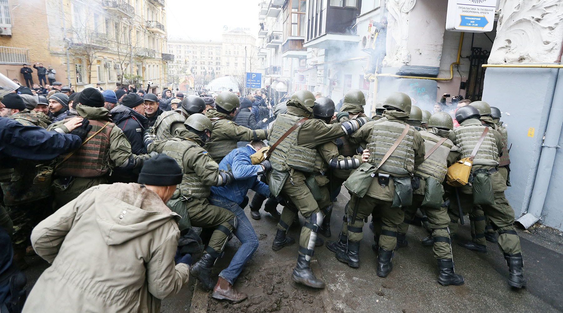 Рукопашная демократия: как сторонники Саакашвили отбили политика у СБУ и устроили митинг в Киеве