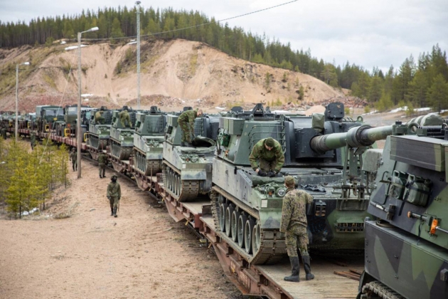 Финляндия стягивает к российской границе танки и тяжёлую артиллерию