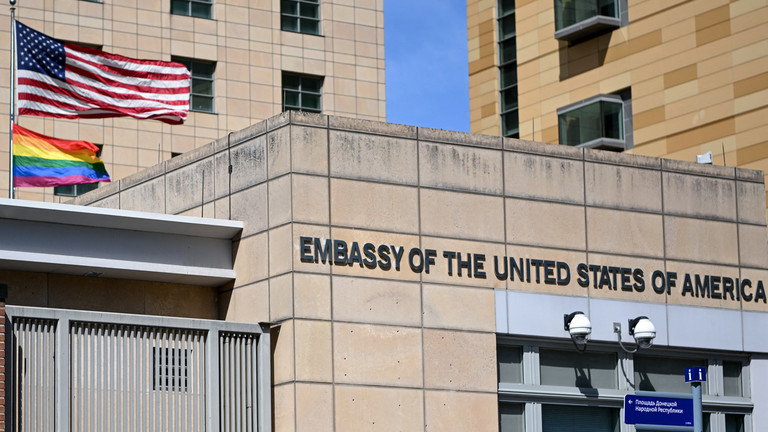Russia expels two US diplomats