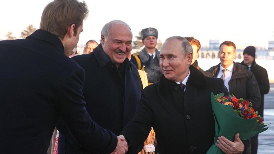 Лукашенко предложил Путину вместе играть в многовекторность
