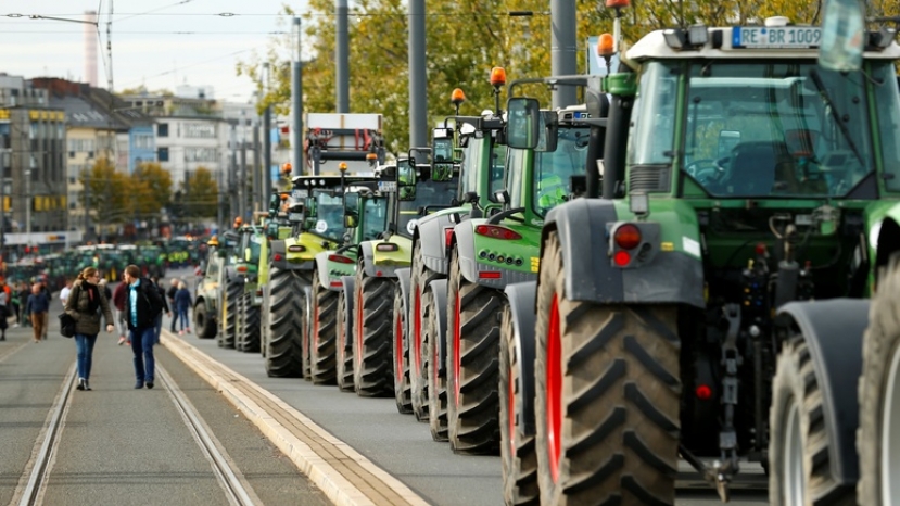 N-TV: против аграрной политики — тысячи тракторов перекрыли улицы городов Германии