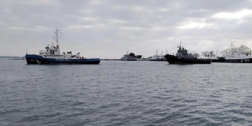 Задержанные украинские корабли начали покидать порт в Керчи