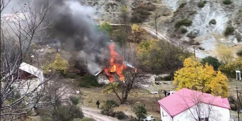 Жители переходящей Азербайджану части Карабаха начали сжигать свои дома