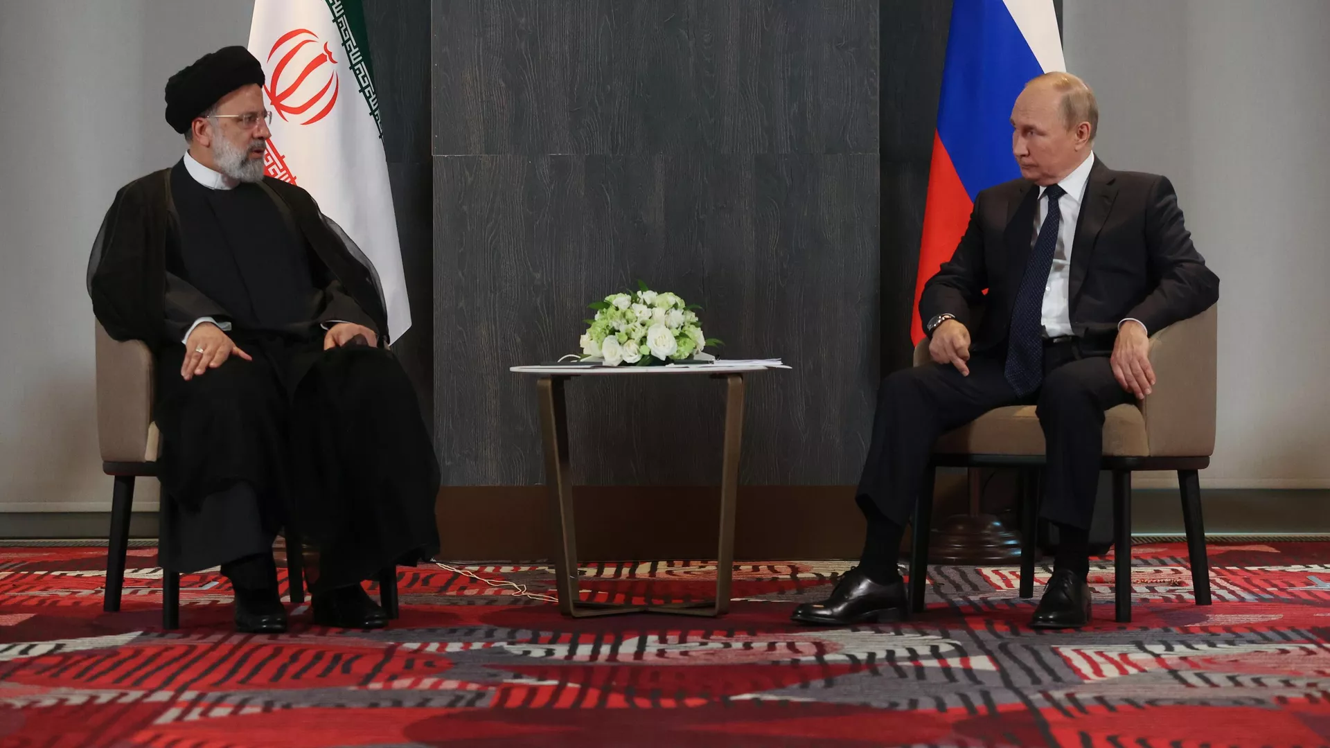 Putin, Raisi Discuss Enhancing Cooperation in Political, Economic Spheres